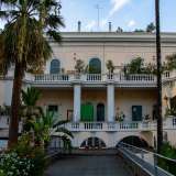 Ritornando al piano terra, raggiungiamo una porta sulla sinistra che ci permette di accedere a ci� che rimane del giardino interno. E qui � possibile osservare il retro del palazzo...